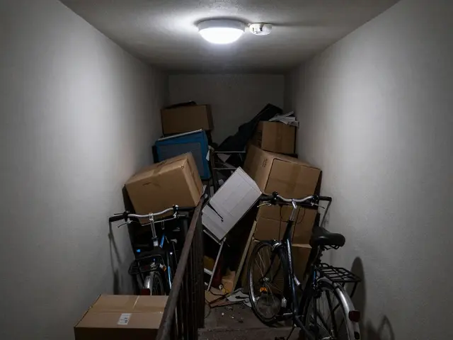 Brandschutz in Mehrfamilienhäusern: Was Betreiber wirklich tun müssen und wie die Versicherung reagiert