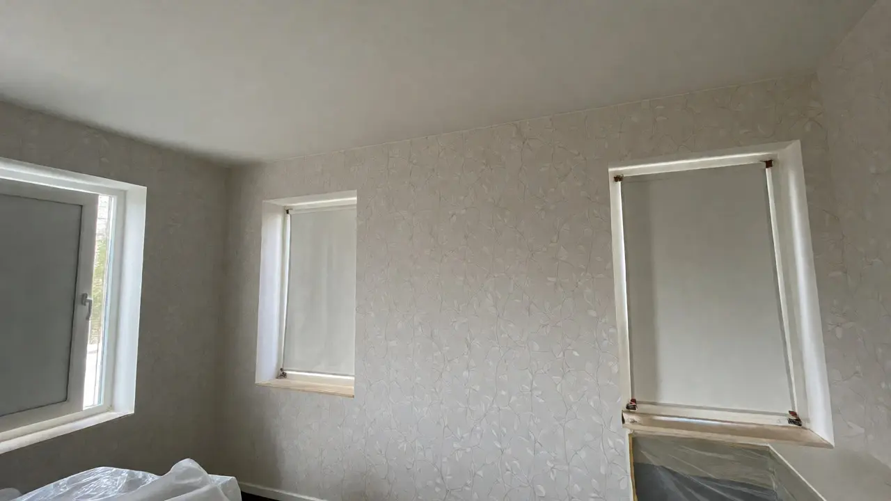 Fertig tapeziertes Zimmer mit geschlossenen Fenstern zum langsamen Trocknen